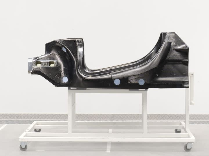 為了減輕重量，麥拉倫Artura將搭載碳纖維單體式底盤平台。（圖／翻攝自McLaren官網）