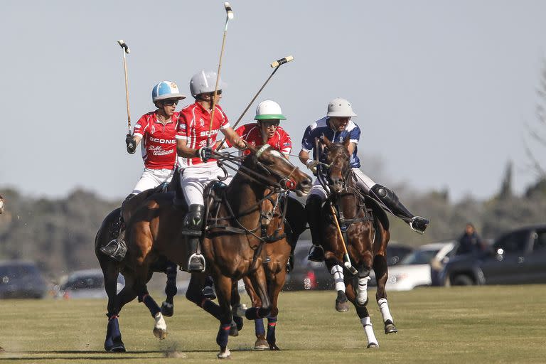 Los hermanos Camilo y Bartolomé Castagnola (h.) y Poroto Cambiaso contra Polito Pieres, en el primer choque: esa vez, ganaron los chicos por 12-8