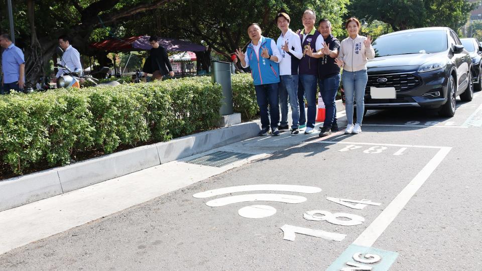 ▲員林市公所為提供民眾更智慧路邊停車服務，率先全彰化縣於使用率較高的124席路邊停車格設置停車智慧柱及4座停車費查詢機。（記者林明佑翻攝）