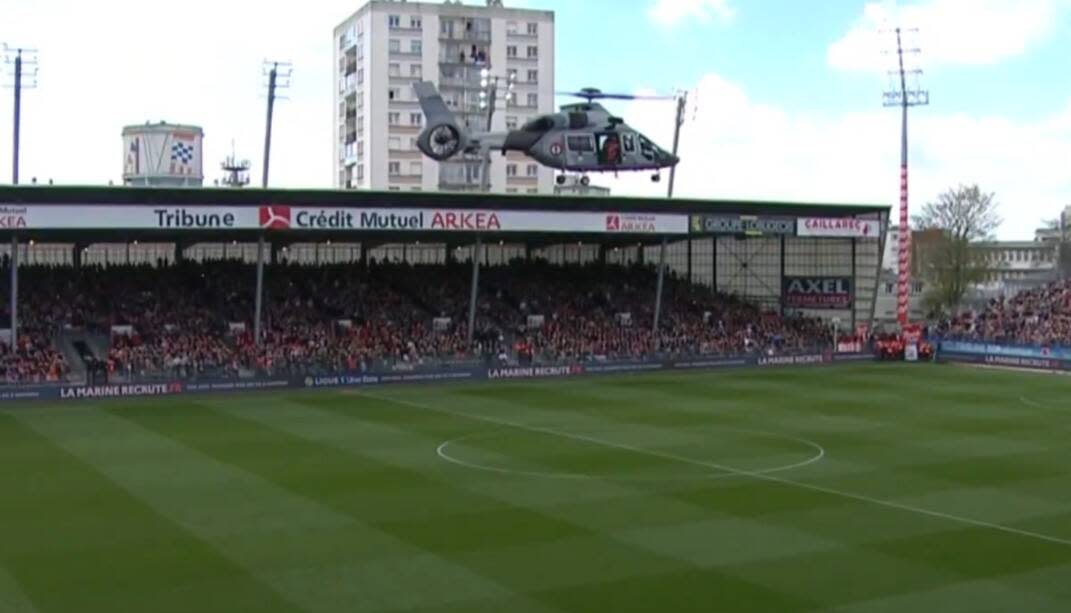 Le ballon du match Brest-Monaco arrivant par hélicoptère au stade Francis Le Blé, le 21 avril 2024.