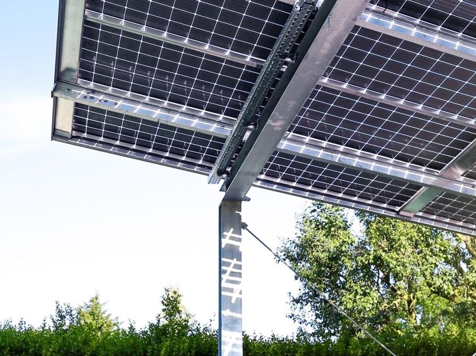 Los paneles solares de doble cara recogen la luz solar reflejada (iStock/ Getty Images)