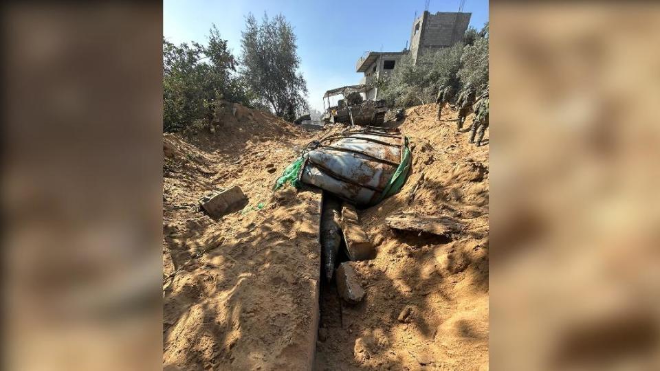 以色列軍方聲稱在加薩一處毀壞清真絲旁，發現多枚未用火箭彈。（圖／翻攝自推特@IDFSpokesperson）