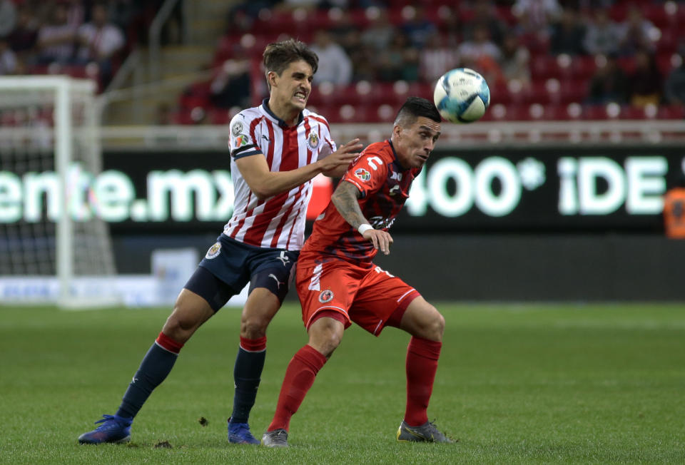 Josecarlos Van Rankin pelea un balón con Sebastian Rodriguez, en el encuentro entre Chivas y Tiburones, fecha 5 del Clasura 2019 de la Liga MX. / Foto: Jam Media