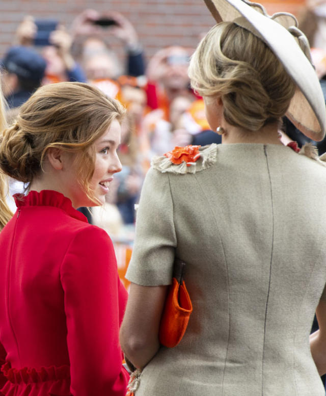 Amalia de Holanda y Alexia de Holanda en el concierto del Día del Rey 2021  - La Familia Real Holandesa celebra el Día del Rey 2021 - Foto en Bekia  Actualidad