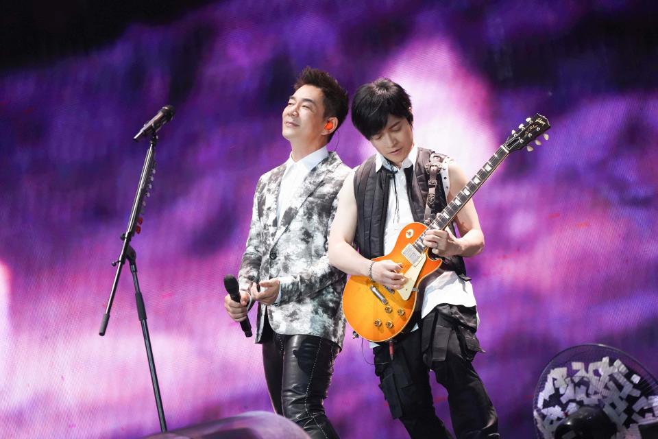 任賢齊（左）當年提攜過五月天，新專輯《在路上》邀請怪獸合作新歌〈我出去一下〉。（相信音樂提供）