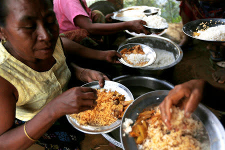 Ethnic Rakhine people who fled from Maungdaw after Arakan Rohingya Salvation Army (ARSA) had attacked, eat their meal in Buthidaung, Myanmar August 28, 2017. RETUERS/Soe Zeya Tun