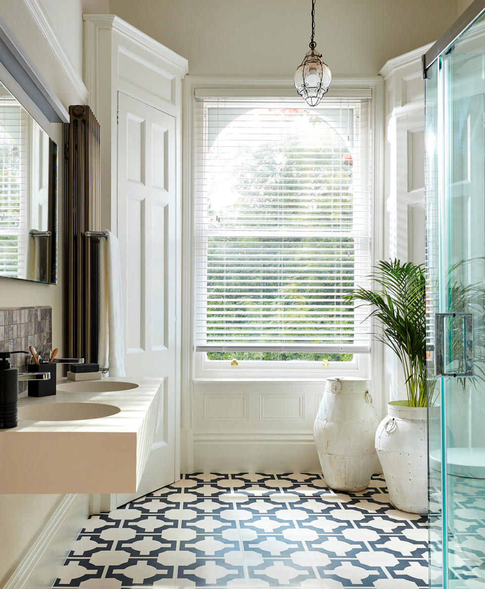 17. Opt for blinds in a traditional bathroom for flexible lighting and privacy