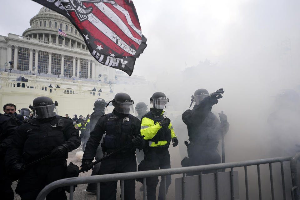 La policía detiene a los partidarios de Trump que intentaron atravesar una barrera policial, el miércoles 6 de enero de 2021, en el Capitolio en Washington. (Foto AP / Julio Cortez)