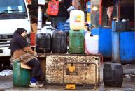 <p>Auf dem Bürgersteig in Basra, 550 Kilometer südöstlich von Bagdad, verkauft ein Mädchen Benzin. (Bild: AP Photo/Nabil al-Jurani) </p>