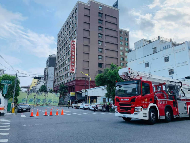 倒塌的漫波假期飯店對面，還有一棟百事達國際飯店。（圖／翻攝自花蓮同鄉會臉書社團）