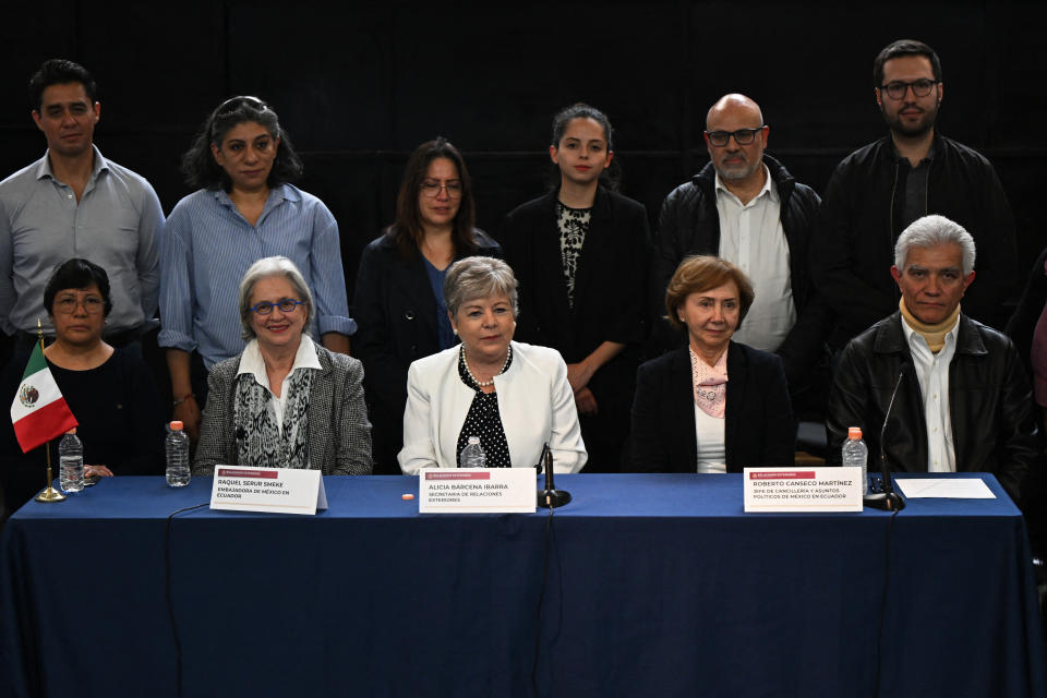 Los diplomáticos mexicanos, embajadora en Ecuador Raquel Serur Smeke (2-L), Alicia Barcena Ibarra (C), Roberto Canseco Martinez (R) y su esposa (2-R) en la conferencia de prensa (Fot:YURI CORTEZ / AFP) (Foto: YURI CORTEZ/AFP via Getty Images)