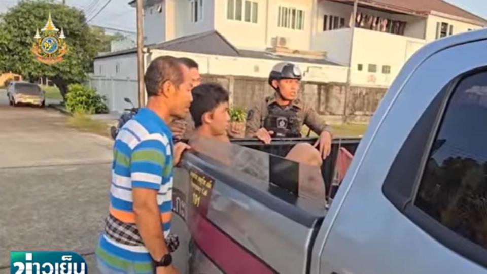 孫安佐（中）被泰國警方逮捕。（圖／翻攝自THAIRATH TV Originals YouTube）