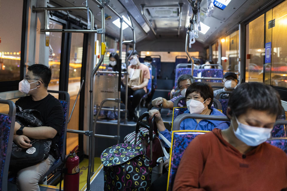 <p>Unos viajeros circulan en un autobús urbano de la ciudad china. (Foto: Hu Chengwei / Getty Images).</p> 