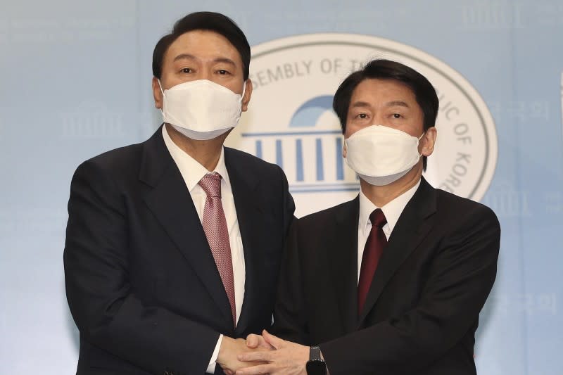 2022南韓總統大選，在野黨候選人尹錫悅（左）、安哲秀3月3日宣布聯合競選。（AP）