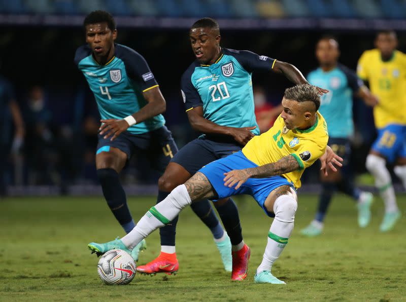 IMAGEN DE ARCHIVO. Everton disputa el balón con Sebastián Mendez en el partido entre las selecciones de Brasil y Ecuador por el Grupo B de la Copa América 2021, Estadio Olímpico Pedro Ludovico, Goiania, Brasil