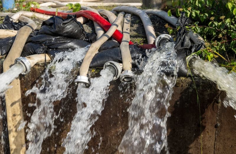 Pumped water flows out of numerous hoses. After heavy rainfall, many places in Bavaria continue to be flooded. The water levels on the western tributaries of the Danube are slowly falling. Stefan Puchner/dpa