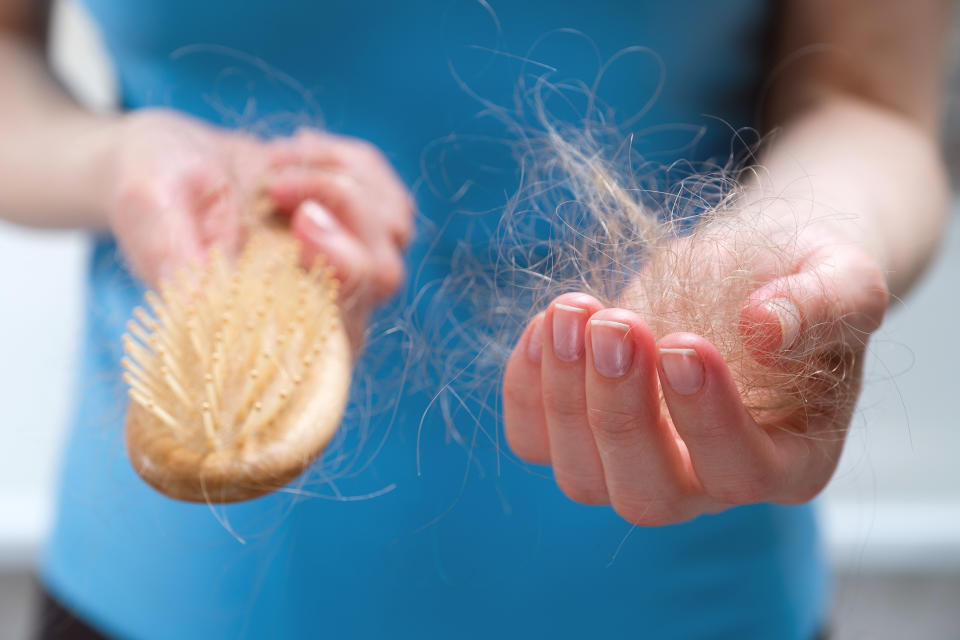 En las mujeres, la pérdida de cabello puede significar enfermedad