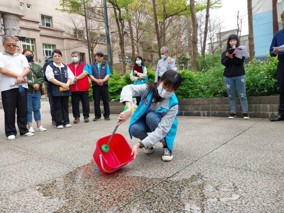 活動現場展示了登革熱防治的各項宣導措施，包括清潔衛生、駐點巡防、宣導教育等。(圖/內湖區公所提供)