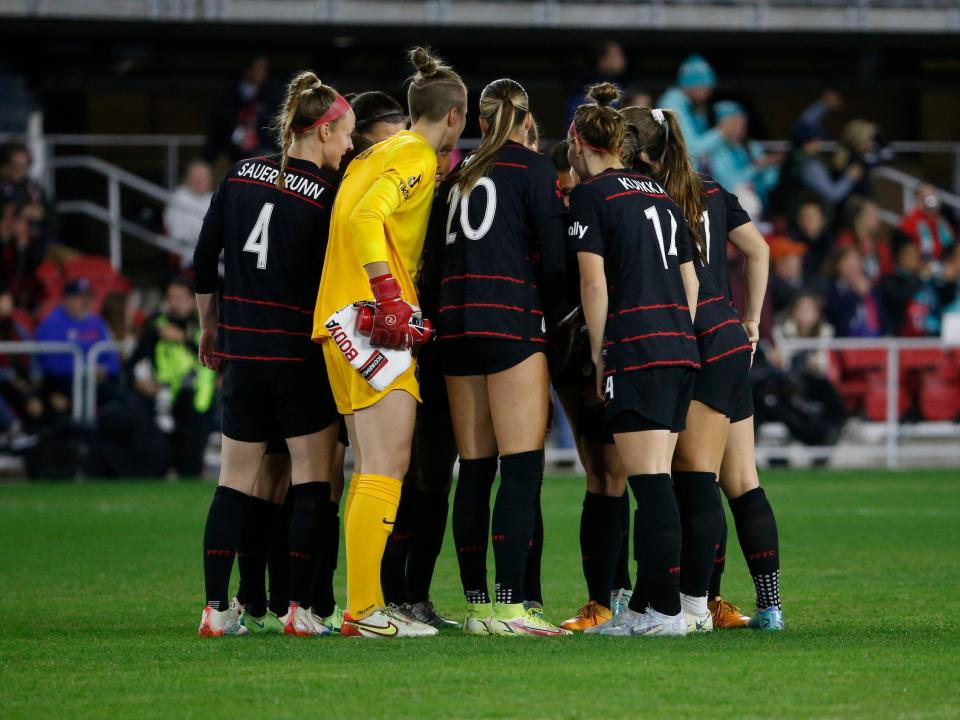 Portland Thorns players huddle up during the NWSL Championship game.