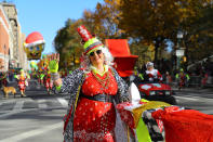 <p>A member of the Red Hot Mamas waves to the crowd along the parade route in the 91st Macy’s Thanksgiving Day Parade in New York, Nov. 23, 2017. (Photo: Gordon Donovan/Yahoo News) </p>