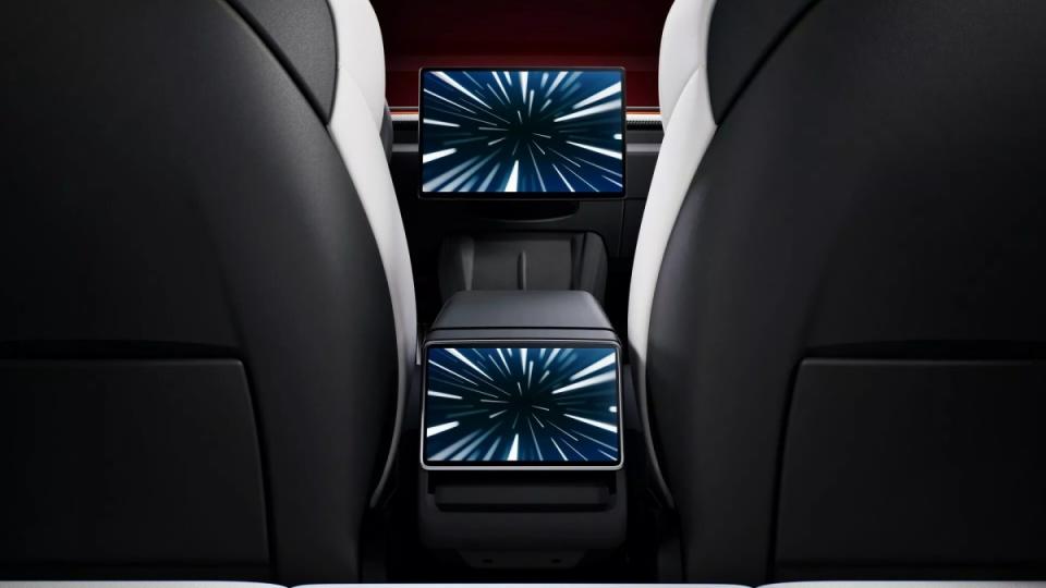 雙螢幕的配置是更新後的一大亮點，後方乘客可以使用8吋的中央螢幕。（圖／Tesla提供）