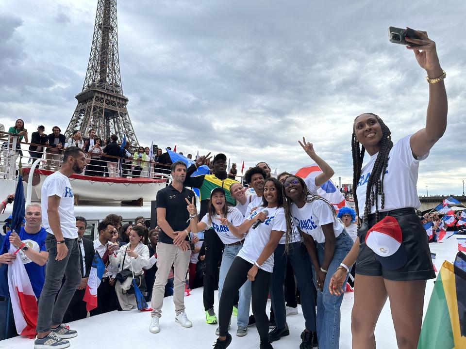 Star-Power für die Olympia-Stimmung: Von der Seine aus machen Fans ein Selfie mit Usain Bolt vor dem Eiffelturm. (Bild: Mohamad Alsayed/Anadolu Agency via Getty Images)