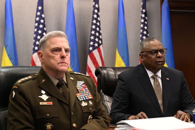 El jefe del Estado Mayor Conjunto de Estados Unidos, General Mark Milley, y el secretario de Defensa de Estados Unidos, Lloyd Austin, asisten a una reunión virtual del Grupo de Contacto de Defensa de Ucrania, en el Pentágono, en Washington