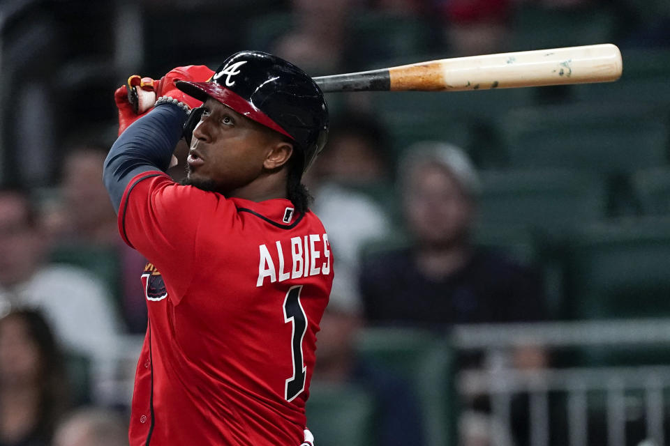 Ozzie Albies, de los Bravos de Atlanta, conecta un doble de dos carreras en el séptimo inning del duelo ante los Marlins de Miami, el viernes 27 de mayo de 2022 (AP Foto/John Bazemore)