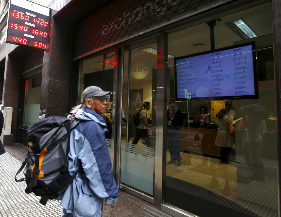 Un ciudadano frente a una casa de cambio de monedas en el distrito financiero de Buenos Aires. REUTERS/Enrique Marcarian/Files