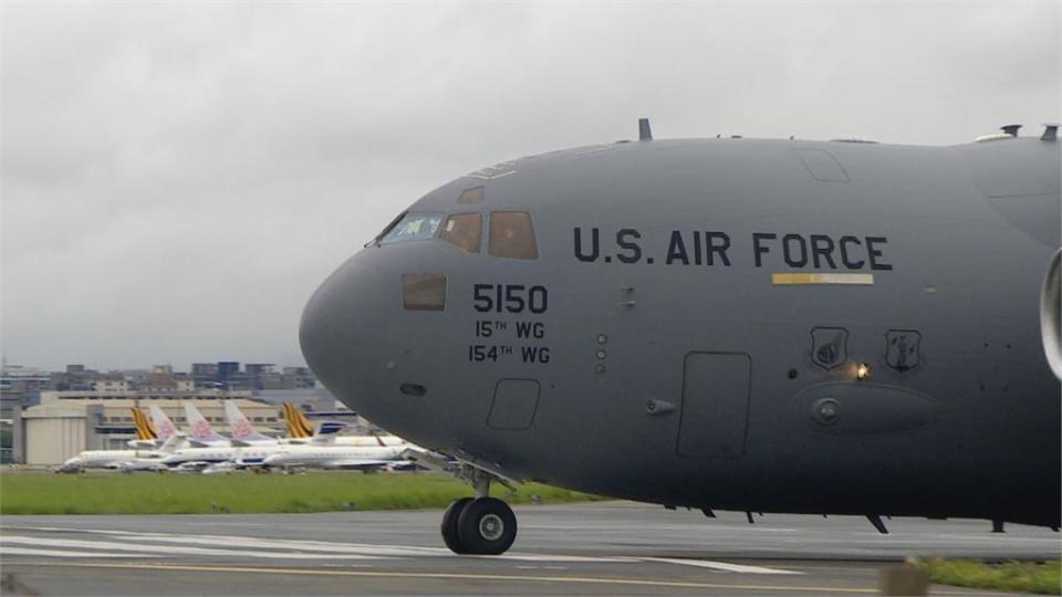 胡錫進去牆角哭哭！　美軍「C-17全球霸王III」降落松山機場　別具政治與軍事意義