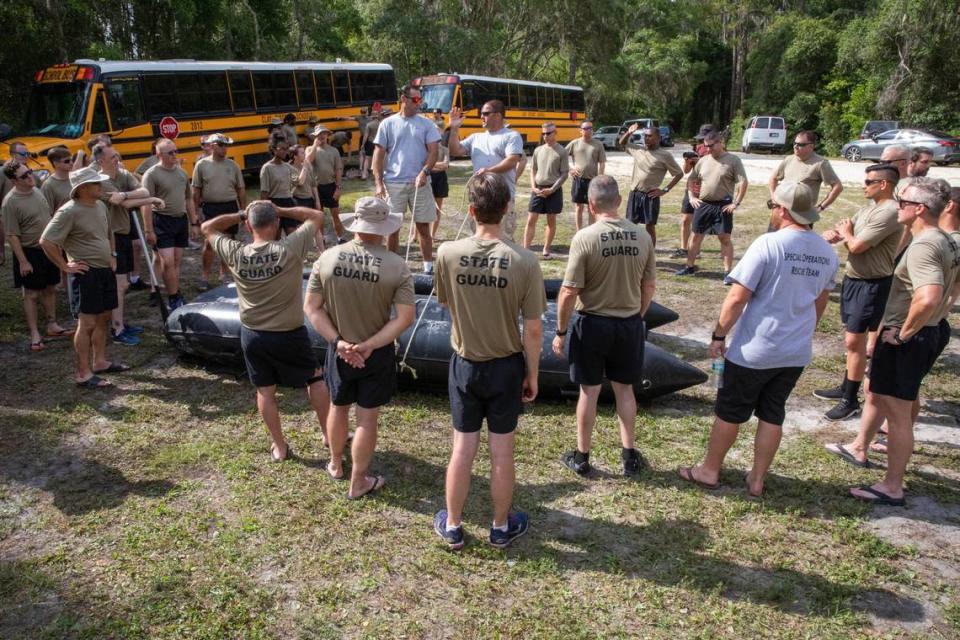Reclutas de la Guardia Estatal de la Florida reciben instrucción de habilidades acuáticas por parte de soldados de la Guardia Nacional de la Florida y contratistas civiles para ejecutar un ejercicio de entrenamiento de supervivencia acuática en Camp Blanding, Florida, el 14 de junio de 2023. Sargento  Marc Morgenstern, U.S. Army