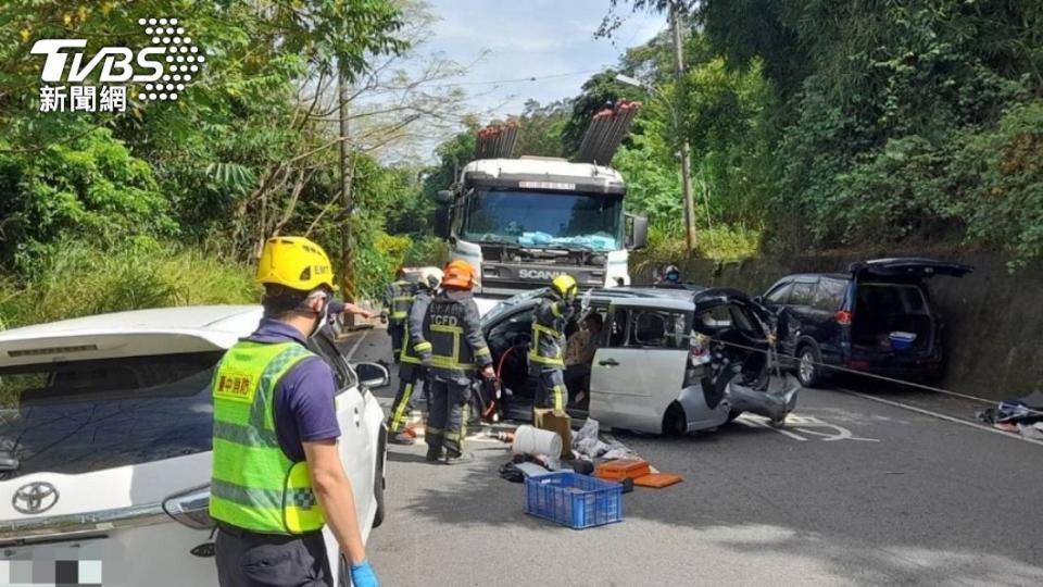 連環撞車禍，警消動用破壞器材，才將傷者救出。（圖／警方提供）