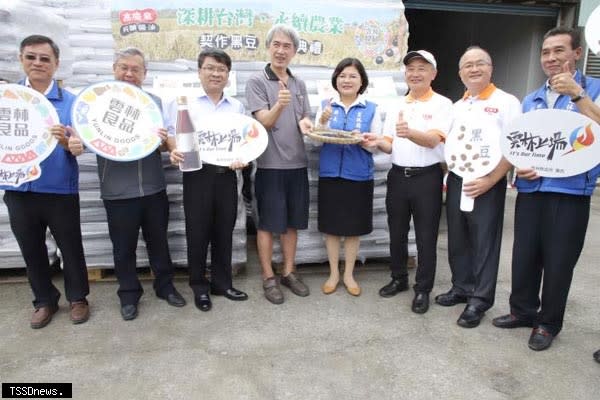 雲林黑豆與知名醬油廠契作 拓展銷售通路。(記者劉春生攝)