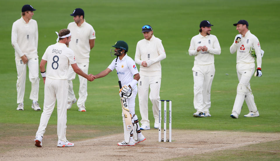 Jugadores de la selección de cricket de Inglaterra y de Pakistán se dan la mano.