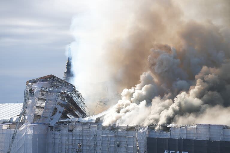 El humo se elevan desde la Antigua Bolsa de Valores, Borsen, en Copenhague, Dinamarca, el martes 16 de abril de 2024. 