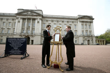 An easel is placed in the forecourt of Buckingham Palace announcing the birth of a baby girl to Catherine, Duchess of Cambridge, in London, Britain May 2, 2015. REUTERS/Steve Parsons/pool