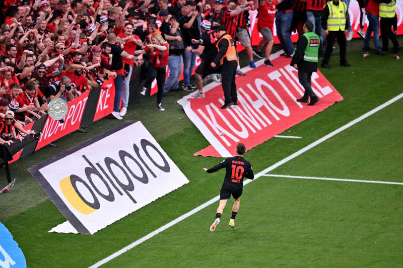 Leverkusen's Florian Wirtz celebrates scoring his side'sfourth goal during the German Bundesliga soccer match between Bayer 04 Leverkusen and SV Werder Bremen at BayArena. David Inderlied/dpa