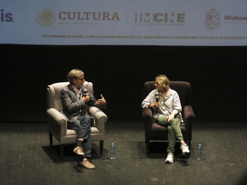 El crítico de cine Nick James, izquierda, y Jodie Foster, participan en una charla con jóvenes en el Festival Internacional de Cine de Morelia en Morelia, México, el viernes 27 de octubre de 2023. (Foto AP/Berenice Bautista)