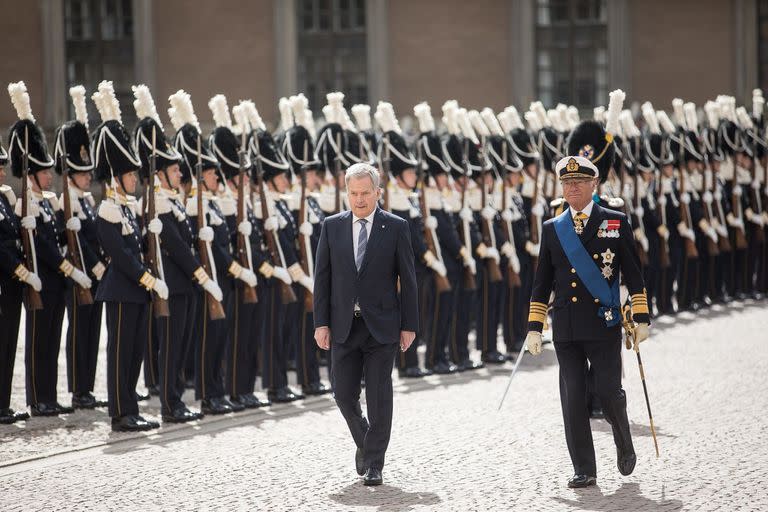 Sauli Niinisto, presidente de Finlandia, recibido en Suecia por el rey Carlos Gustavo el 17 de mayo de 2022.