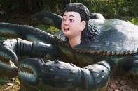 <p>Segundo o <i>The Guardian</i>, na Vila de Haw Par, em Singapura, há um parque temático onde são recriados, com mais de mil estátuas, os castigos que ocorrem no inferno de acordo com a mitologia chinesa. –<i> Foto: flickr.com/sarah1rene/8667652258/</i></p>