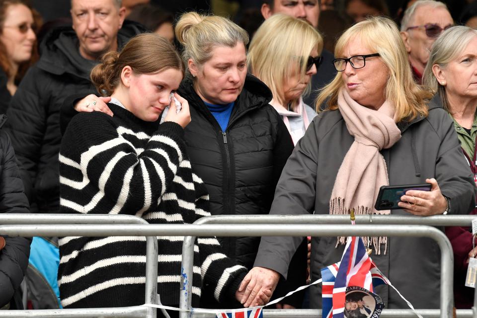 <p>Members of the public wait for the passage of the coffin along the Procession Route in London on September 19, 2022, during the State Funeral Service of Britain's Queen Elizabeth II. - Leaders from around the world attended the state funeral of Queen Elizabeth II. The country's longest-serving monarch, who died aged 96 after 70 years on the throne, was honoured with a state funeral on Monday morning at Westminster Abbey. (Photo by LOUISA GOULIAMAKI / AFP) (Photo by LOUISA GOULIAMAKI/AFP via Getty Images)</p> 