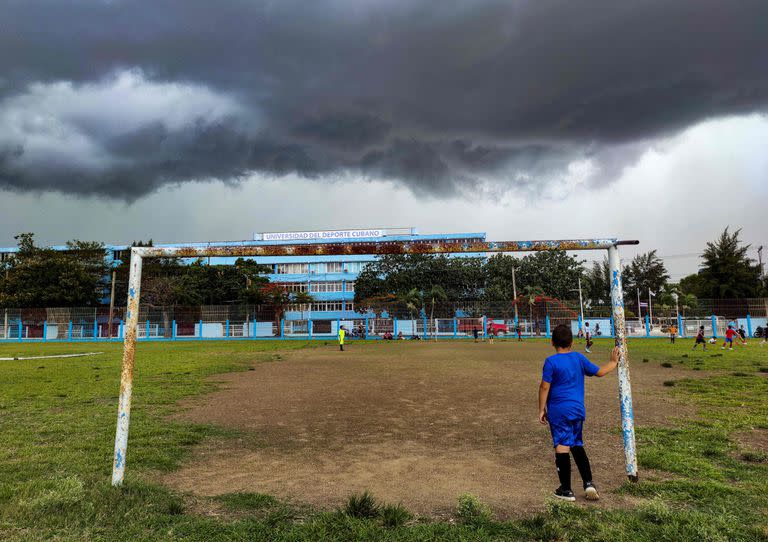 Niño Cubano juega al fútbol en la Ciudad Deportiva de La Habana.