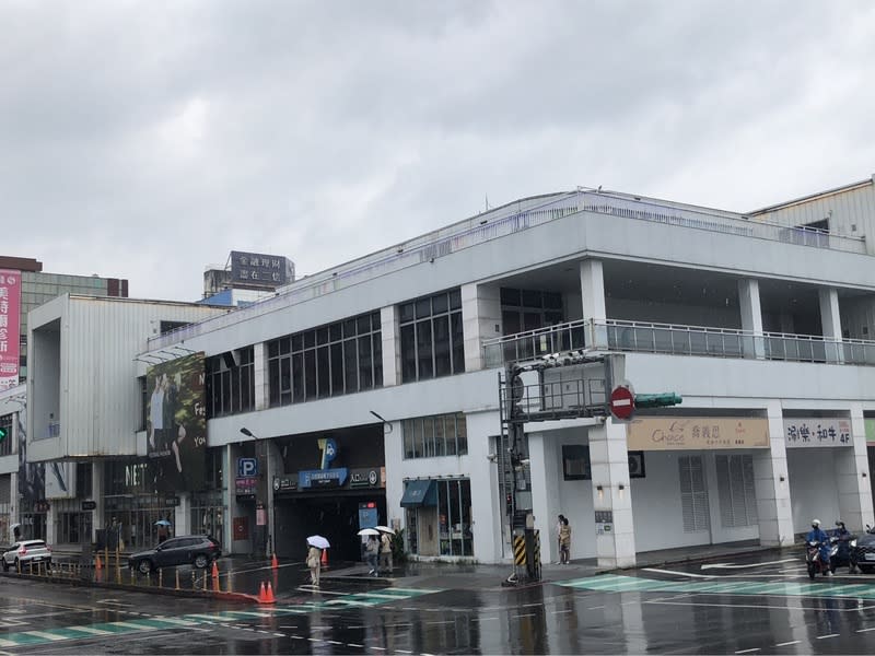 基隆東岸商場訴訟再登場 基隆市東岸商場（圖）所有權訴訟5日再度開庭，市 府委任律師葉慶元表示，大日公司減免新台幣5000萬 元租金，以此出資協助主富公司（NET）增建商場。 但NET委任律師陳義文說，5000萬元只涉及土地使用 權，與建物無關。 中央社記者王朝鈺攝  113年6月5日 