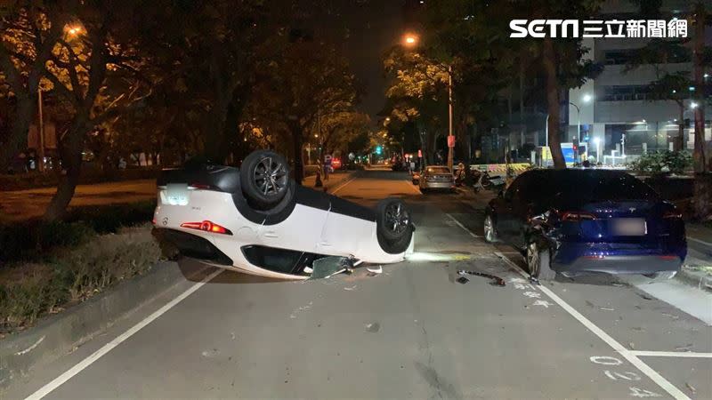 台中七期深夜發生自撞車禍，一名女子駕駛的白色自小客翻覆四輪朝天。（圖／翻攝畫面）