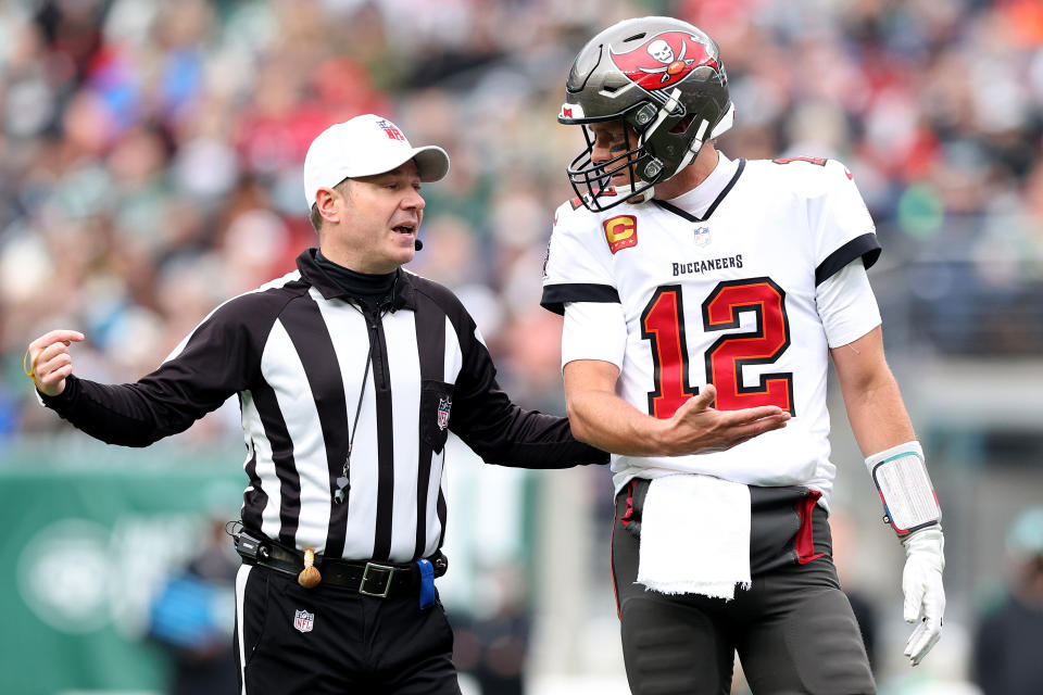 Tom Brady et les Buccaneers n'ont pas connu une bonne journée contre les Jets dimanche.  (Photo par Elsa/Getty Images)