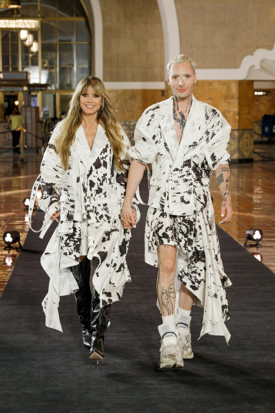 Heidi Klum und Designer Yannik Zamboni (Bild: ProSieben/Richard Hübner)