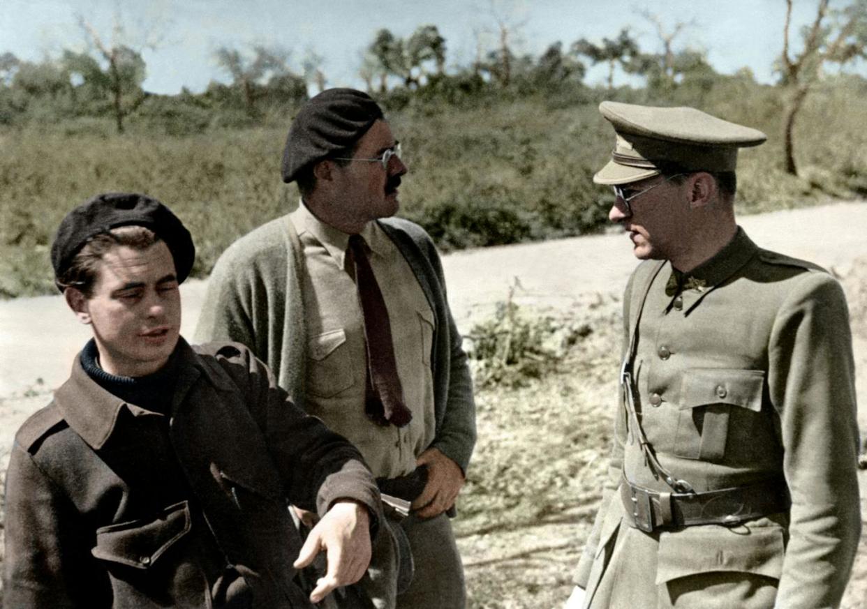 De izquierda a derecha, el director holandés Joris Ivens, Ernest Hemingway y Ludwig Renn, Jefe de Estado Mayor de la XV Brigada (Brigadas Internacionales), en una foto tomada a principios de 1937 durante la guerra civil española. <a href="https://commons.wikimedia.org/wiki/File:Joris_Ivens,_Ernest_Hemingway,_and_Ludwig_Renn_during_the_Spanish_Civil_War,_1937._(40810270211).jpg" rel="nofollow noopener" target="_blank" data-ylk="slk:Cassowary Colorizations/Wikimedia Commons;elm:context_link;itc:0;sec:content-canvas" class="link ">Cassowary Colorizations/Wikimedia Commons</a>, <a href="http://creativecommons.org/licenses/by/4.0/" rel="nofollow noopener" target="_blank" data-ylk="slk:CC BY;elm:context_link;itc:0;sec:content-canvas" class="link ">CC BY</a>