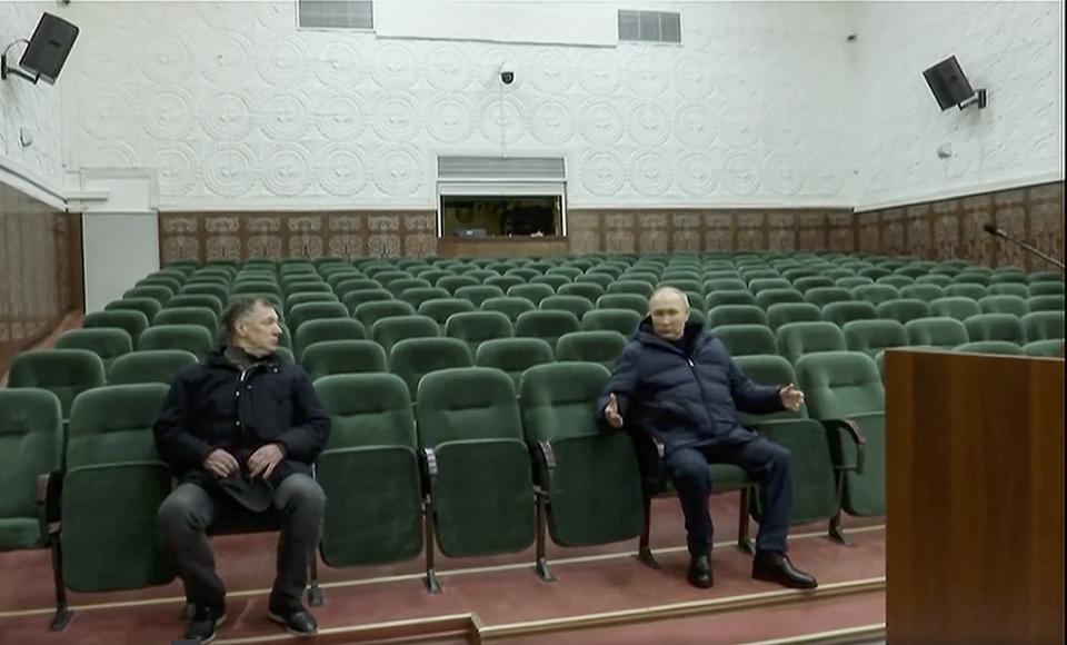 En esta imagen extraída de un video publicado el domingo 19 de marzo de 2023 por el pool de televisión rusa, el presidente de Rusia, Vladimir Putin, hace un gesto al vice primer ministro de Rusia, Marat Khusnullin, a la izquierda, en el teatro Mariúpol durante su visita a la ciudad en la zona controlada por Rusia de la región ucraniana de Donetsk. Putin viajó a Crimea por el noveno aniversario de la anexión rusa de la península ucraniana. (Imagen de pool via AP)