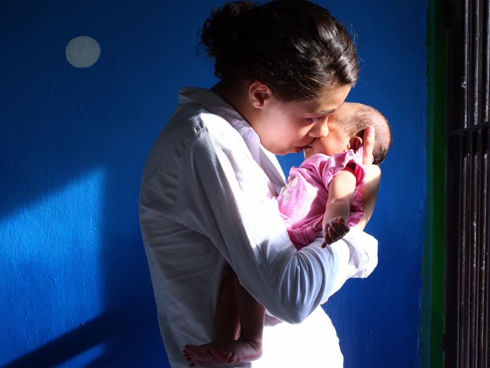 Heather Mack with her newborn baby behind bars in Bali in 2015 (AP)