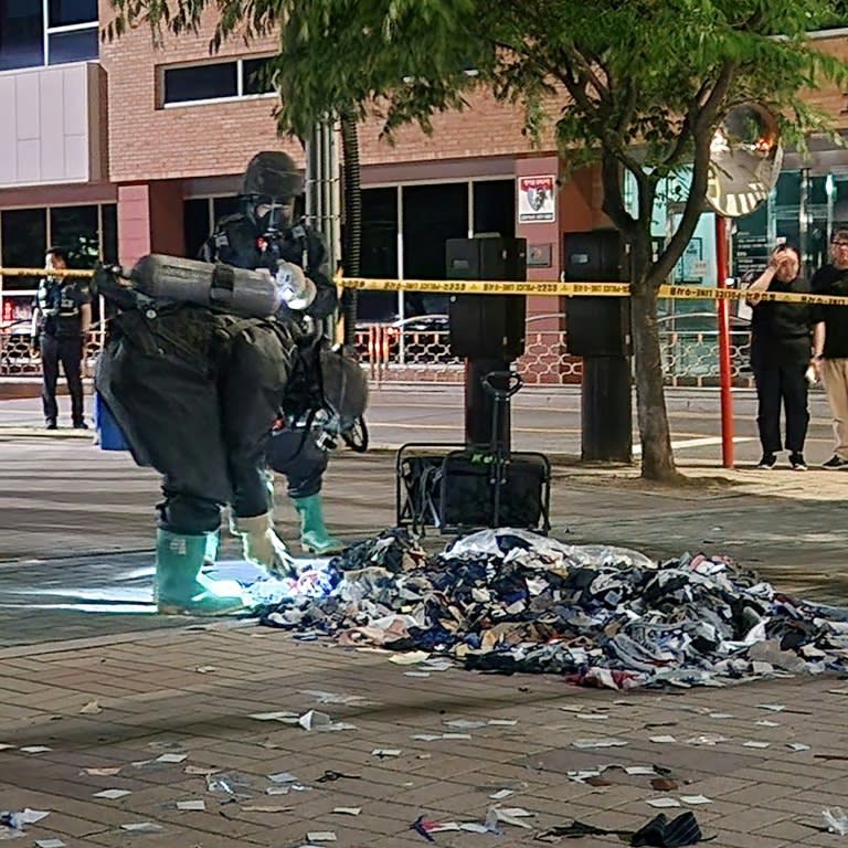 Personal militar surcoreano analiza el contenido de un supuesto balón norcoreano lleno de basura que cayó en una calle de Seúl durante la noche del 1 al 2 de junio de 2024, una imagen divulgada por el Ministerio de Defensa de Corea del Sur (.)